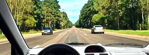 Иллюстрация к вопросу: Можно ли Вам продолжить движение по средней полосе после опережения автомобиля, движущегося по правой полосе?