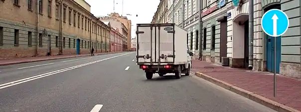 Иллюстрация к вопросу: Какую ошибку совершает водитель, въезжающий во двор?