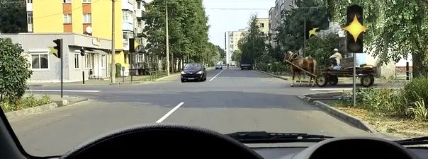 Иллюстрация к вопросу: Вы намерены продолжить движение прямо при желтом мигающем сигнале светофора. Ваши действия?