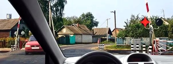Иллюстрация к вопросу: Разрешён ли Вам въезд на железнодорожный переезд в данной ситуации?