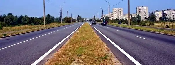 Иллюстрация к вопросу: Сколько полос для движения имеет данная дорога?