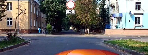 Иллюстрация к вопросу: Разрешено ли Вам подъехать к месту своей работы, расположенному в зоне действия этих знаков?