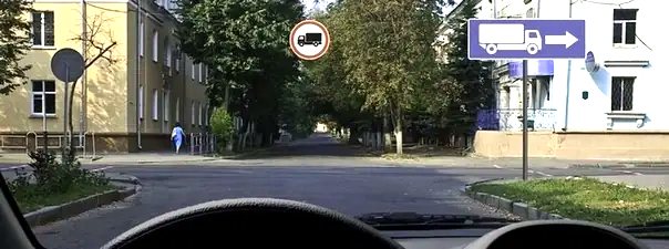 Иллюстрация к вопросу: Вы управляете грузовым автомобилем с разрешённой максимальной массой не более 3,5 т. В каком направлении Вам разрешено дальнейшее движение?