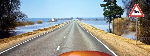 Иллюстрация к вопросу: В месте выезда из лесистого участка, где установлен знак «Боковой ветер» Вам следует?