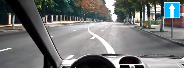 Иллюстрация к вопросу: Вы намерены остановиться слева у тротуара. В каком случае Вы обязаны включить указатели поворота?