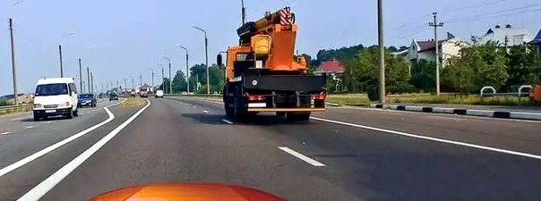 Иллюстрация к вопросу: По какой полосе Вам можно продолжить движение в населённом пункте после опережения грузового автомобиля?