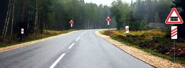Иллюстрация к вопросу: Данные знаки предупреждают о приближении: