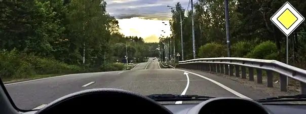 Иллюстрация к вопросу: Разрешено ли Вам поставить автомобиль на стоянку в этом месте при наличии узкой обочины?