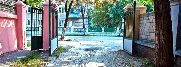 Иллюстрация к вопросу: Выезд из двора или с другой прилегающей территории: