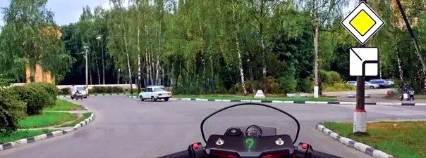 Иллюстрация к вопросу: Вы намерены продолжить движение по главной дороге. Обязаны ли Вы при этом включить указатели правого поворота?
