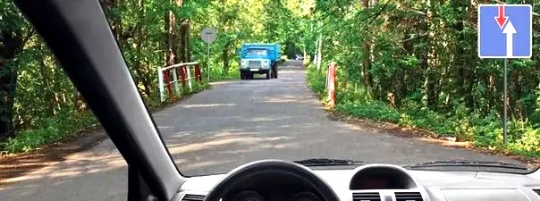 Иллюстрация к вопросу: Можно ли Вам въехать на мост первым?