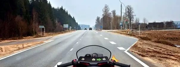 Иллюстрация к вопросу: Вам необходимо повернуть на примыкающую справа дорогу. Ваши действия?