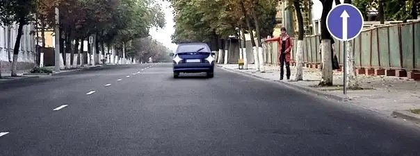 Иллюстрация к вопросу: Разрешено ли водителю движение задним ходом для посадки пассажира на этом участке дороги?
