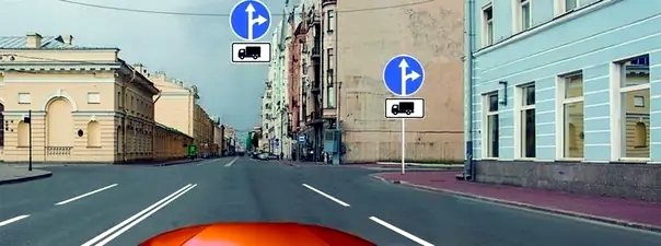 Иллюстрация к вопросу: В каких направлениях Вам можно продолжить движение по левой полосе на грузовом автомобиле с разрешенной максимальной массой не более 3,5 т?