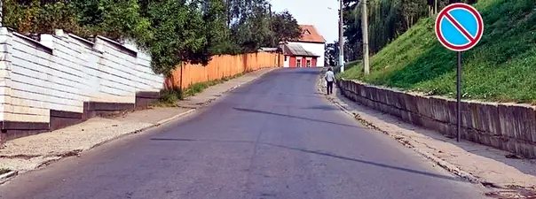 Иллюстрация к вопросу: Разрешено ли осуществлять посадку (высадку) пассажиров либо загрузку (разгрузку) транспортного средства в зоне действия этого знака?