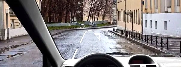 Иллюстрация к вопросу: Разметка в виде треугольника на полосе движения: