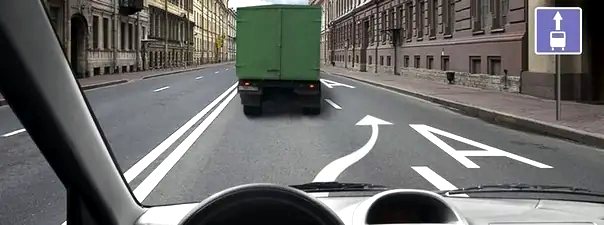 Иллюстрация к вопросу: Разрешается ли Вам на легковом автомобиле перестроиться вправо, чтобы продолжить движение в прямом направлении?