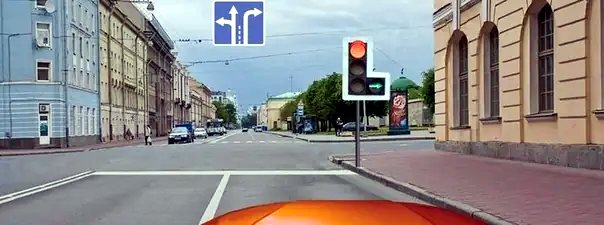 Иллюстрация к вопросу: Вы намеревались проехать перекрёсток в прямом направлении. Как следует поступить, если Вы не успели заранее перестроиться на левую полосу?