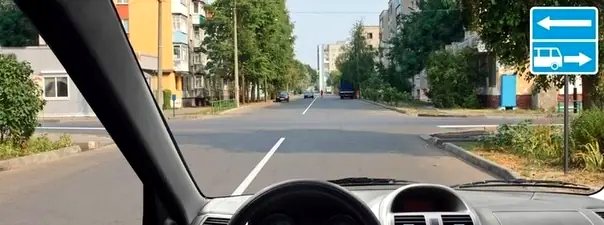 Иллюстрация к вопросу: В каких направлениях Вам можно продолжить движение на перекрёстке?