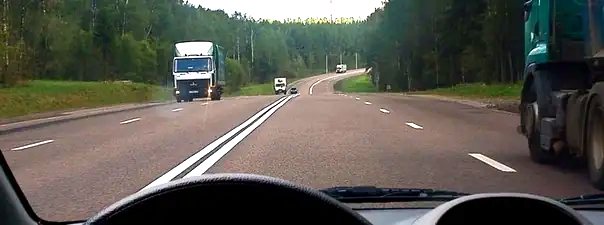 Иллюстрация к вопросу: Можно ли Вам после опережения грузового автомобиля продолжить движение по левой полосе вне населенных пунктов?