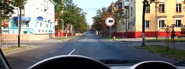 Иллюстрация к вопросу: Разрешено ли Вам при управлении легковым автомобилем с прицепом продолжить движение в прямом направлении?
