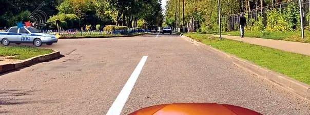 Иллюстрация к вопросу: При движении в каком направлении Вы должны уступить дорогу автомобилю с включенными проблесковым маячком и специальным звуковым сигналом?