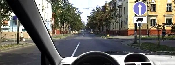Иллюстрация к вопросу: В каком направлении Вам можно продолжить движение на легковом автомобиле?