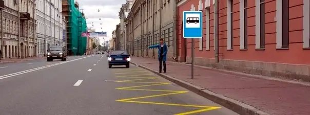 Иллюстрация к вопросу: Разрешено ли водителю легкового автомобиля движение задним ходом для посадки пассажира?