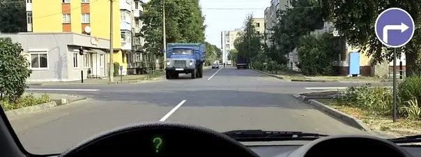 Иллюстрация к вопросу: Обязаны ли Вы включить указатели поворота в данной ситуации?