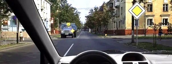 Иллюстрация к вопросу: Вы намерены проехать перекрёсток в прямом направлении. В данной ситуации: