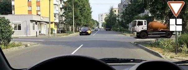 Иллюстрация к вопросу: Вы обязаны уступить дорогу при движении прямо: