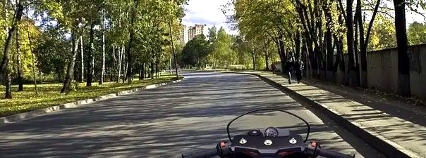 Иллюстрация к вопросу: Разрешается ли Вам выполнить разворот на этом участке дороги?