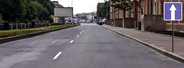 Иллюстрация к вопросу: Разрешено ли выполнить разворот на участке дороги, обозначенном этим знаком?