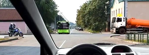 Иллюстрация к вопросу: Кто имеет право проехать перекресток первым, если все намерены двигаться прямо?