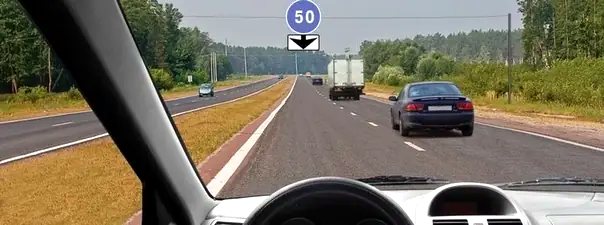 Иллюстрация к вопросу: С какой скоростью Вы можете продолжить движение вне населённого пункта по левой полосе на легковом автомобиле?