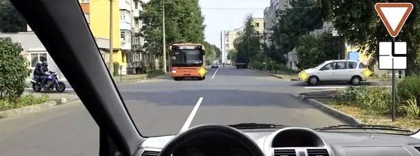 Иллюстрация к вопросу: При движении прямо Вы обязаны уступить дорогу: