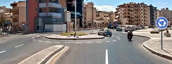 Иллюстрация к вопросу: Из какой полосы разрешено въехать на данный перекрёсток?