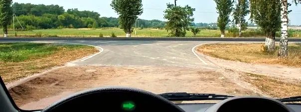 Иллюстрация к вопросу: Выезжая с грунтовой дороги на перекресток, Вы попадаете: