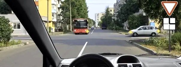 Иллюстрация к вопросу: Кому Вы обязаны уступить дорогу при движении в прямом направлении?