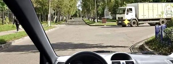 Иллюстрация к вопросу: Вы должны уступить дорогу грузовому автомобилю: