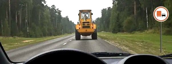 Иллюстрация к вопросу: Можно ли Вам обогнать трактор, управляя грузовым автомобилем с разрешенной максимальной массой не более 3,5 т?