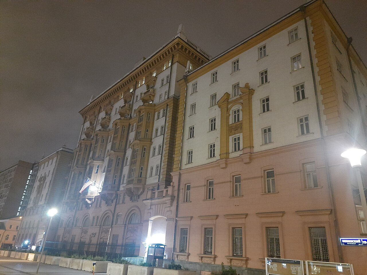 Здание посольства США в Москве. Иллюстративное фото района, где базируется дипломатический корпус.